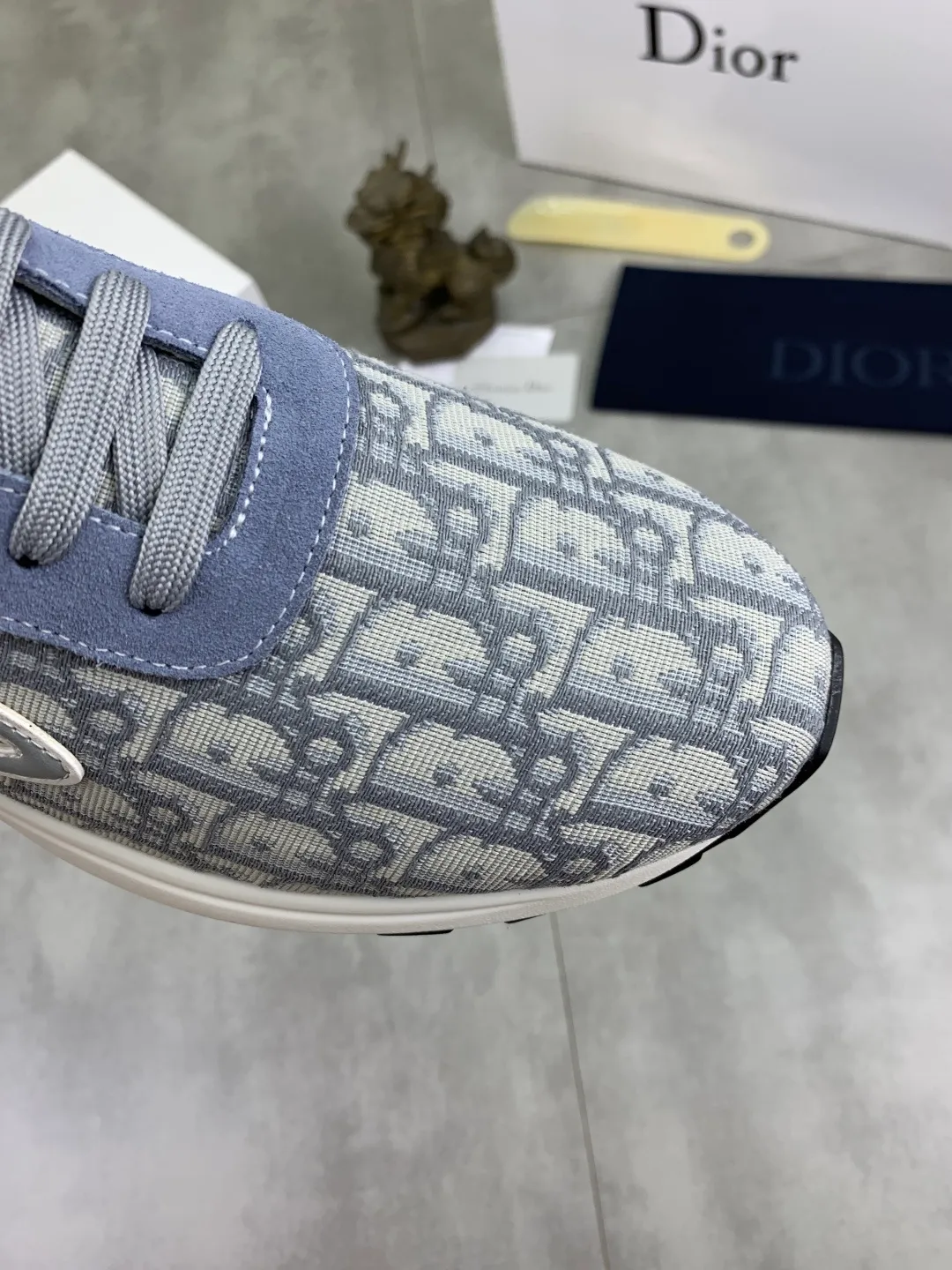 Men's shoes 💰P420 New Dior Chrono 2025 new product B30 series, in white and black fly woven series, decorated with computer-printed CD logo on both sides, star patch on the tongue and Dior logo on the heel, many details highlight the style. The interior is matched with the original color matching mesh, and the interior of the body is supported by low-temperature shaping sheets, and is filled with light feather cotton to keep the interior full and soft against the feet. The exclusive open-molded outsole adopts a one-piece molding process, so there is no need to worry about problems such as the opening and falling of sole decorative accessories. It is light and comfortable to wear, yet strong and wear-resistant. The two-color shoelaces are accessorized with exquisite metal five-pointed star pendants, creating a high-end, trendy and casual look at all times. Color: 5️⃣ colors available, code number: 38-44 (45 customized)
